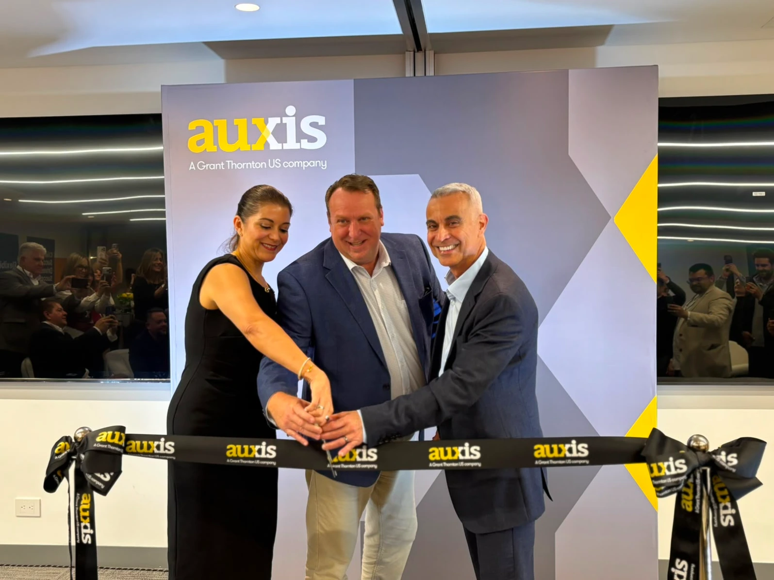 Auxis expande operaciones en Bogotá con más de 500 contrataciones bilingües